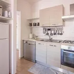 Guesthost - Lovely Near The Beach!