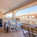 Apartamento Guesthost - Lovely Near The Beach! *