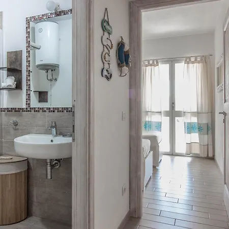 Guesthost - Lovely Near The Beach!
