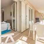 Guesthost - Lovely Near The Beach!
