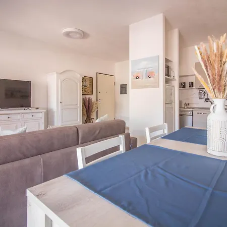 Apartment - Lovely Near The Beach! *
