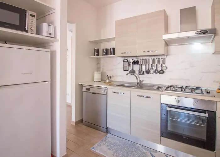 Guesthost - Lovely Near The Beach!