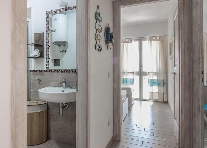 Guesthost - Lovely Near The Beach!